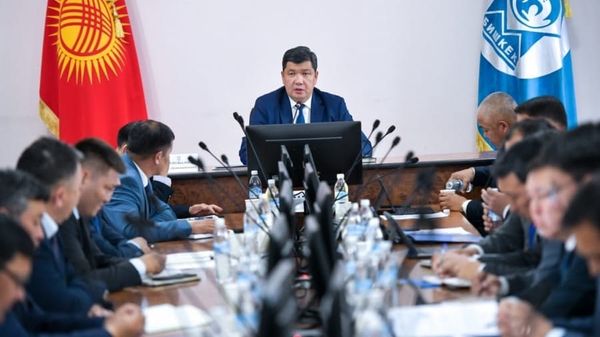 Айбек Джунушалиев отчитал коллег, использующих личный транспорт для поездок на работу изображение публикации