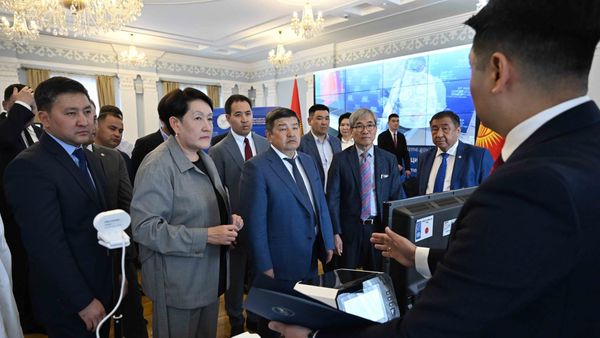 Акылбек Жапаров проверил модернизированное оборудование для голосования изображение публикации