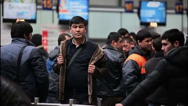 За два года 241 тысяча кыргызстанцев вернулась домой из-за границы – Шакиев изображение публикации