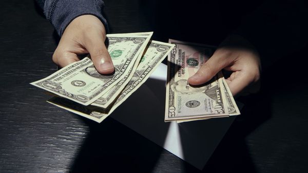 В Бишкеке оштрафовали кыргызстанца за незаконный обмен валют изображение публикации