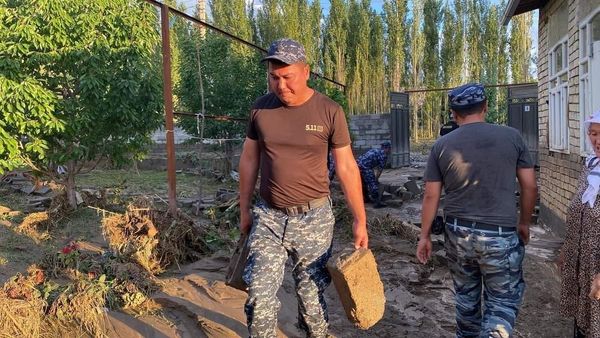 Сотрудники МВД и Минобороны задействованы в поиске людей и очистке дворов от селя изображение публикации