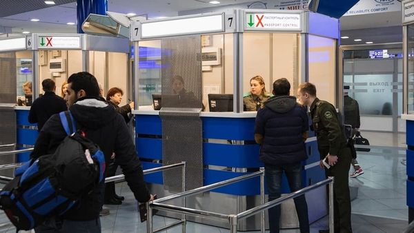 Кыргызстан обеспокоен отказами во въезде и длительными проверками кыргызстанцев в аэропортах России изображение публикации