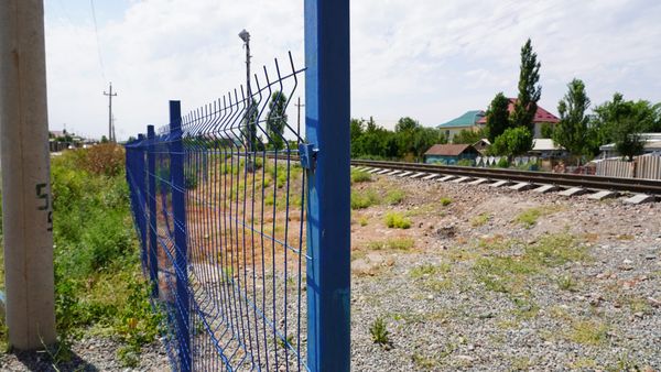 В Чуйской области вдоль железнодорожных путей устанавливают ограждения изображение публикации