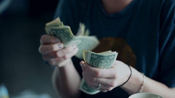 Почему в КР дешевеет доллар? Ответ Нацбанка изображение публикации