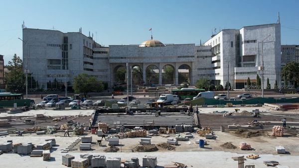 Мэрия обещает завершить реконструкцию площади Ала-Тоо к 31 августа изображение публикации