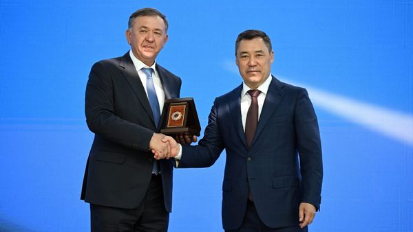 Садыр Жапаров наградил орденом «Данк» предпринимателя Азамата Арапбаева изображение публикации