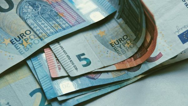 Евро незначительно подорожал — курс валют на Моссовете и в банках КР 1 августа изображение публикации