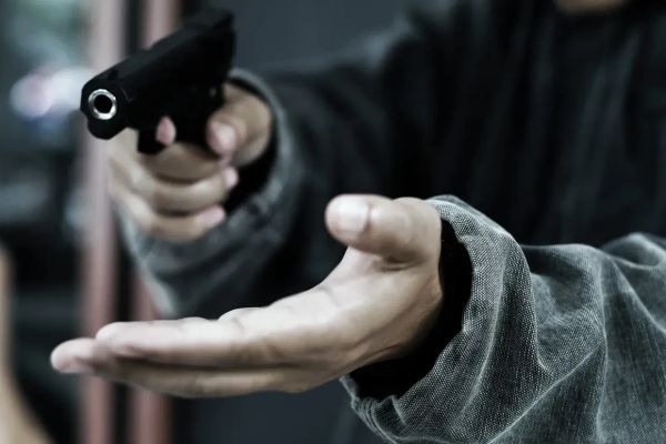 Руководство МВД взяло под контроль расследование о разбойном нападении в центре Бишкека изображение публикации