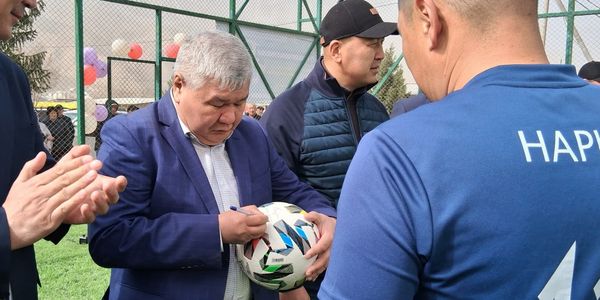 Министр энергетики открыл футбольное поле и зал для сотрудников НЭСК за 2 млн сомов изображение публикации