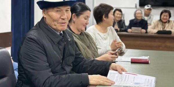 Орунтаев вручил жителям дома на улице К. Акиева в Бишкеке документ о готовности объекта к эксплуатации изображение публикации