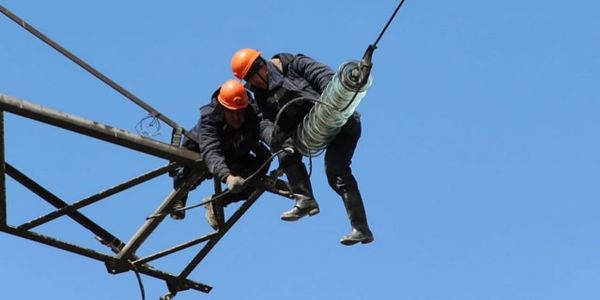 НЭСК установит 68 тысяч новых изоляторов на линиях электропередачи до конца года изображение публикации