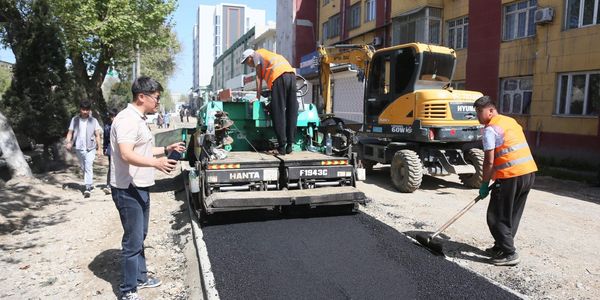 В Оше начали асфальтировать тротуары и велодорожки на аллее вдоль улицы Масалиева изображение публикации
