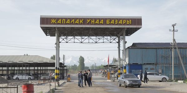 Рынок «Жапалак» в Оше получит новые дороги, шлагбаумы и санитарные зоны – фото изображение публикации