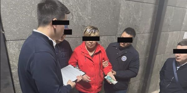 Судмедэксперт из Оша вымогала у иностранца 100 тысяч сомов за выдачу тела сына — она задержана с поличным изображение публикации
