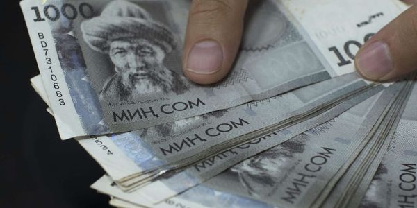 В Кыргызстане разрешили оплачивать труд работников местных органов из республиканского бюджета изображение публикации