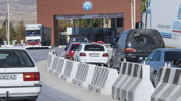 Въезд незарегистрированных авто в КР ограничен: кабмин ввел новые правила изображение публикации