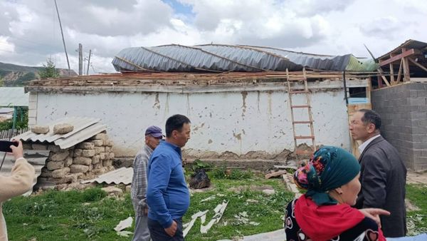 В МЧС зафиксировали ущерб от урагана в Иссык-Кульской области: повреждены более 300 объектов изображение публикации