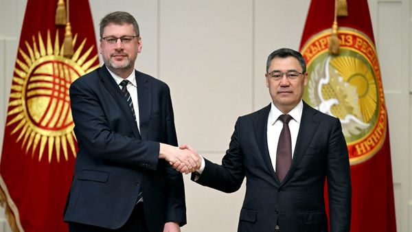 Встреча Садыра Жапарова со спецпредставителем ЕС по ЦА Эдуардсом Стипрайсом.