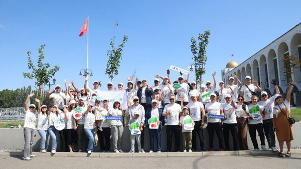 Команда «Элдик Банка» посадила клёны на площади Ала-Тоо в честь 29-летия банка изображение публикации
