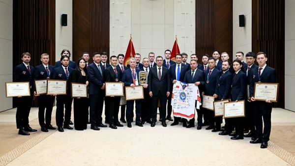 Жапаров вручил хоккеистам КР по 600 тысяч сомов за победу на чемпионате мира в Турции изображение публикации