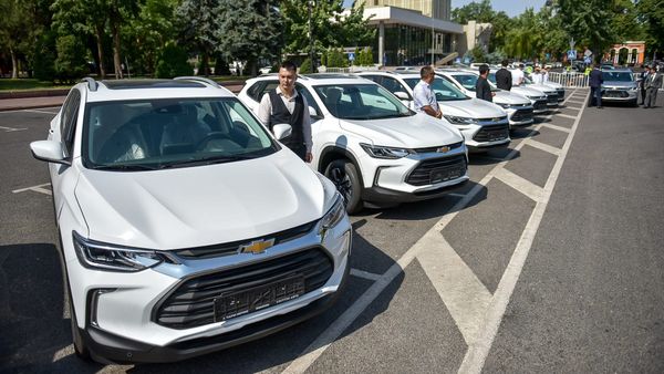 Адылбек Касымалиев вручил Минэконому 26 авто отечественного производства изображение публикации