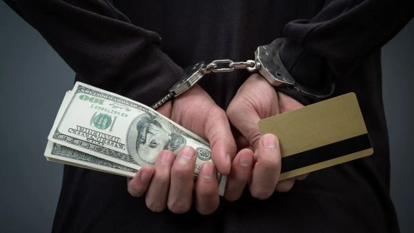 В КР приняли законопроекты о защите граждан от финансового мошенничества в первом чтении изображение публикации