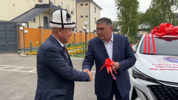 Камчыбек Ташиев вручил мэру Оша автомобиль от имени президента изображение публикации