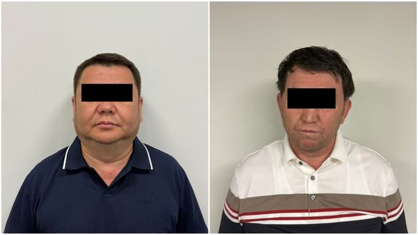 Задержанные по делу о коррупции сотрудники ГНС в Кара-Суу. Фото: ГКНБ.
