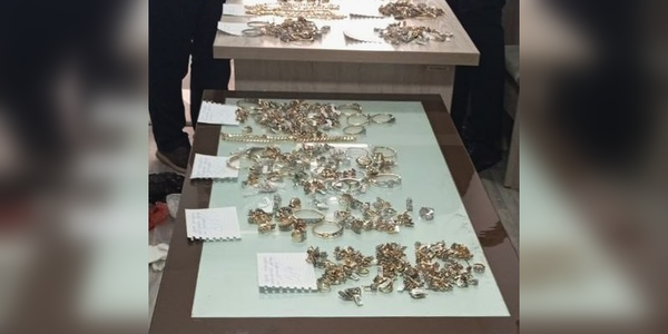 Изъятые контрабандные золотые изделия на 5.2 млрд сумов. Фото: СГБ РУз.