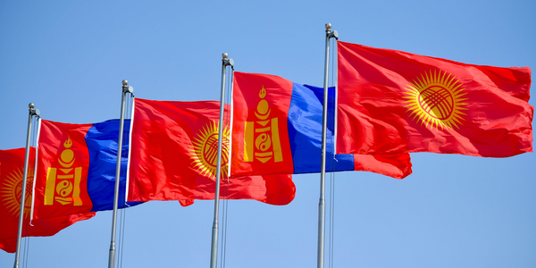 Флаги Кыргызстана и Монголии. Фото: Султан Досалиев.