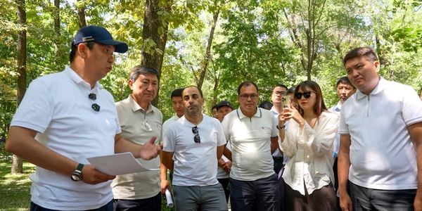 Айбек Джунушалиев во время инспекции парка в столице. Фото: мэрия Бишкека.