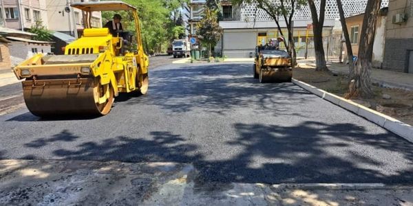 Укладка асфальта на ул. Жумабека. Фото: мэрия Бишкека.