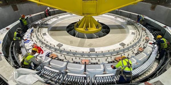 На Токтогульской ГЭС завершен спуск ротора последнего гидроагрегата весом 768 тонн изображение публикации