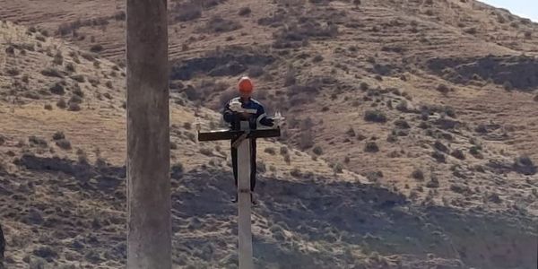 Установка новых железобетонных опор в Лейлекском районе.