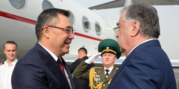 Садыр Жапаров прибыл в Таджикистан, его встретил Эмомали Рахмон изображение публикации
