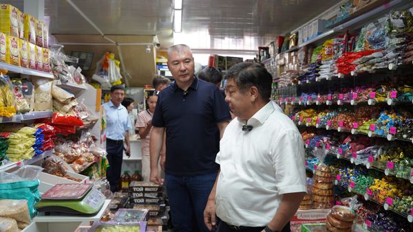 Шыкмаматов и Туманбаев проверили рынки Нарына на наличие акцизных марок на товарах изображение публикации