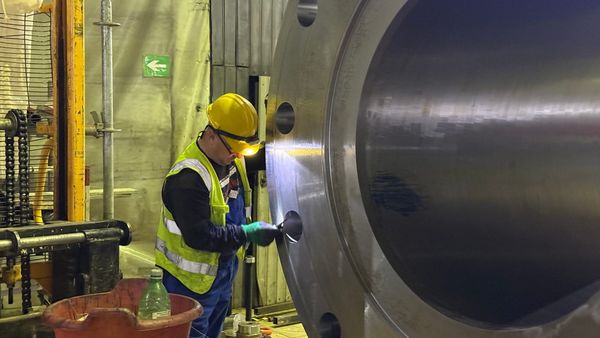 На Токтогульской ГЭС выполнено 51% работ по реконструкции четвертого гидроагрегата – фото изображение публикации