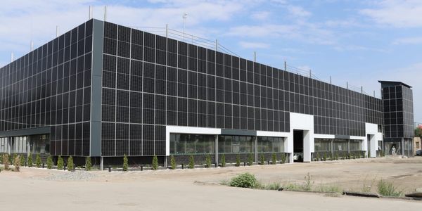 Компания инвестировала $1.1 млн в солнечную электростанцию на крыше и фасаде офиса в Бишкеке изображение публикации