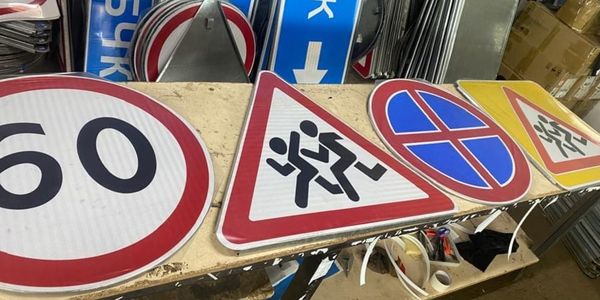 C начала года в Кыргызстане произведено почти 6 тысяч дорожных знаков — Минтранс изображение публикации