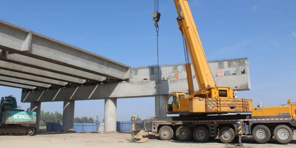 На Северной объездной дороге в Бишкеке устанавливают мостовые балки весом 100 тонн изображение публикации