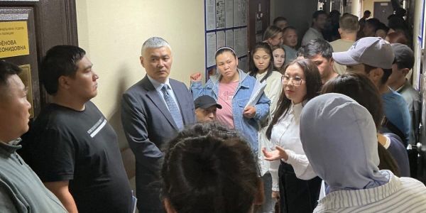 Максат Тентимишов на встрече с мигрантами из КР. Фото: генконсульство.