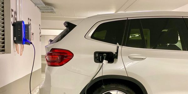 В Кыргызстане предлагают снизить стоимость разрешения на тонировку электромобилей изображение публикации