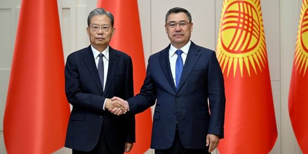 Садыр Жапаров и Чжао Лэцзи на переговорах в Бишкеке. Фото: president.kg.