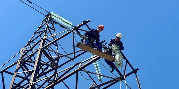 В Баткене на ЛЭП заменено более 5 тысяч изоляторов изображение публикации