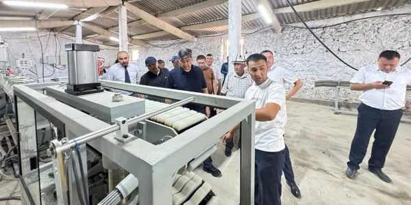 В Лейлеке наладили выпуск полиэтиленовых труб — завод посетил Бакыт Торобаев изображение публикации