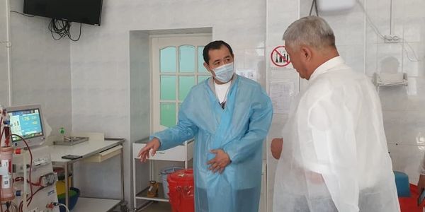 Эркин Чечейбаев в Нарынской области. Фото: Минздрав.