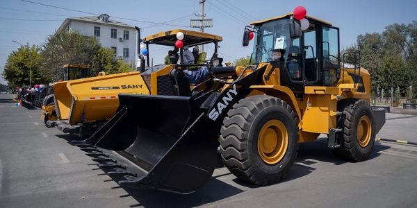 Передача спецтехники муниципалитету. Фото: мэрия Оша.