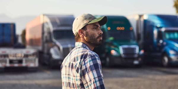 Иностранным водителям траков остановили выдачу рабочих виз в США изображение публикации