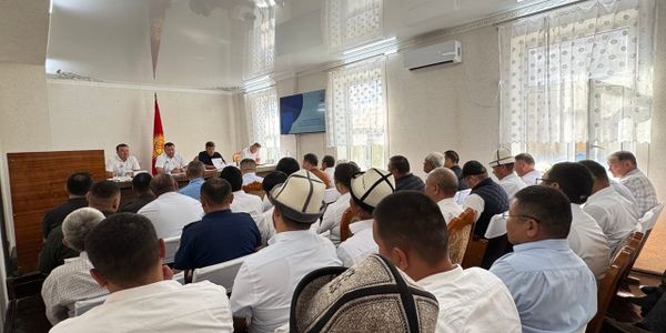 Совещание кабмина в Лейлекском районе. Фото: пресс-служба правительства КР.