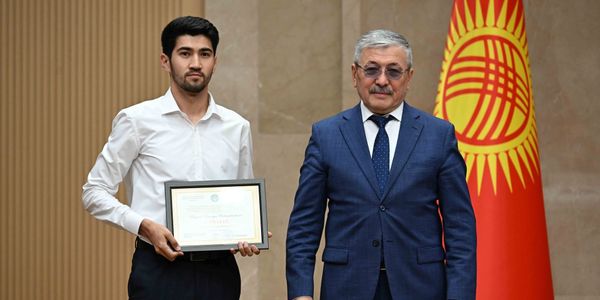 Касымалиев наградил госслужащих за четыре реформы в медицине, строительстве и транспорте. Список изображение публикации